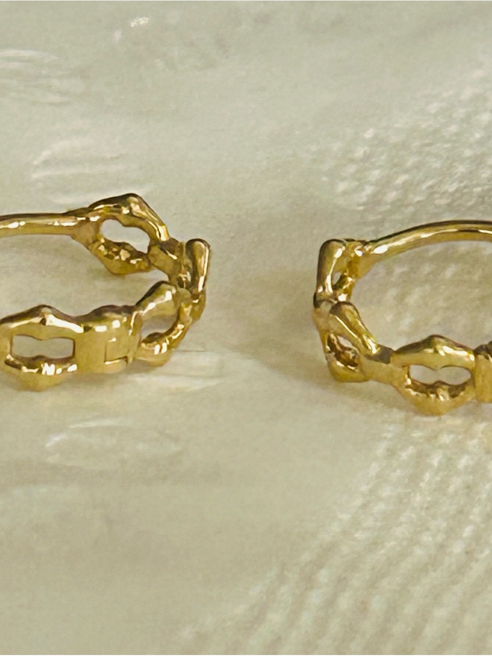 Subject:
18K Gold Link Design Huggie Earrings – 11mm
